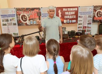 Астраханские патриоты продолжают в рамках проекта «Мы помним подвиг солдата» проводить для детей и подростков Уроки мужества и патриотические выставки